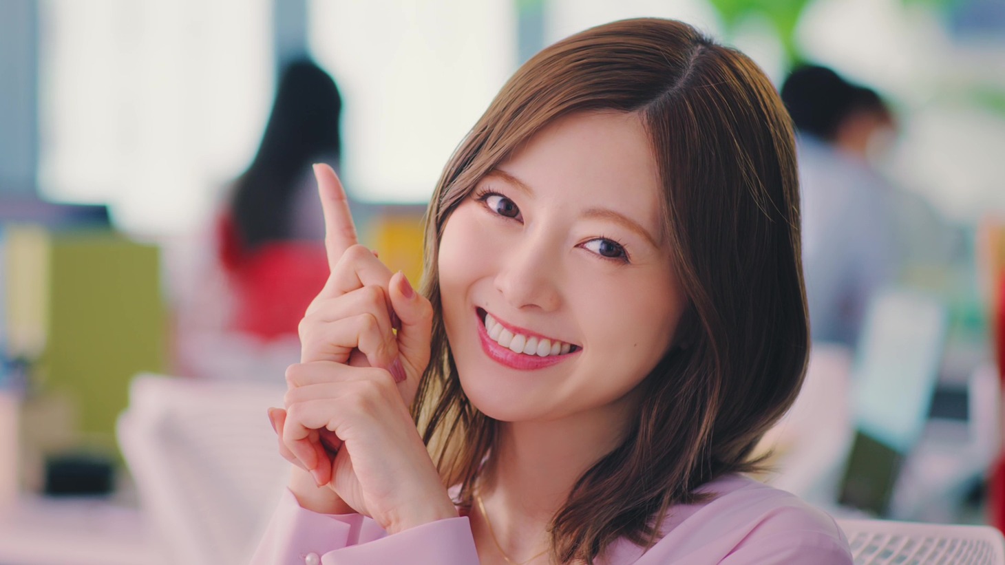 「HENNGE One」の新テレビCM「こまっちゃうナ」編より。