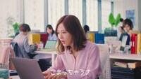 「HENNGE One」の新テレビCM「こまっちゃうナ」編より。