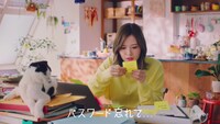 「HENNGE One」の新テレビCM「こまっちゃうナ」編より。