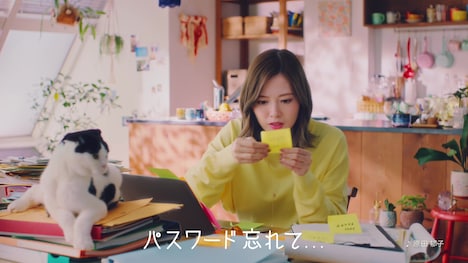「HENNGE One」の新テレビCM「こまっちゃうナ」編より。