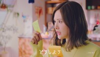 「HENNGE One」の新テレビCM「こまっちゃうナ」編より。