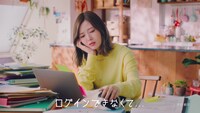 「HENNGE One」の新テレビCM「こまっちゃうナ」編より。