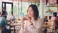 「HENNGE One」の新テレビCM「こまっちゃうナ」編より。