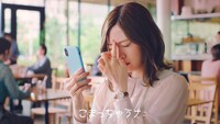 「HENNGE One」の新テレビCM「こまっちゃうナ」編より。