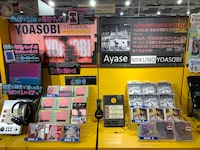 東京・タワーレコード渋谷店のYOASOBI「THE BOOK」とAyase「MIKUNOYOASOBI」の展開。
