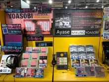 東京・タワーレコード渋谷店のYOASOBI「THE BOOK」とAyase「MIKUNOYOASOBI」の展開。