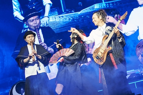 左から神永大輔（尺八）、鈴華ゆう子（Vo）、町屋（G, Vo）。（Photo by KEIKO TANABE）