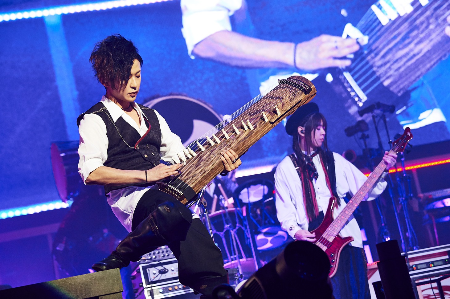 左からいぶくろ聖志（箏）、亜沙（B）。（Photo by KEIKO TANABE）