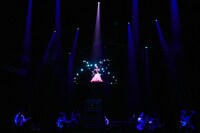 「月下美人」を歌う鈴華ゆう子（Vo）。（撮影：上溝恭香）