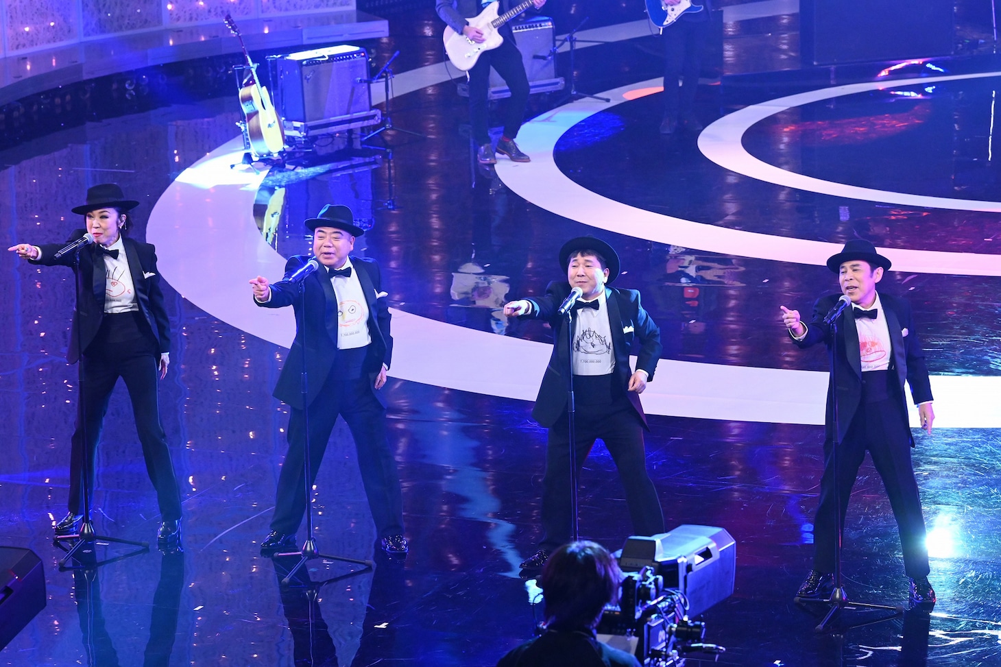 「第71回NHK紅白歌合戦」より。左から松任谷由実、出川哲朗、田中裕二（爆笑問題）、岡村隆史（ナインティナイン）。（写真提供：NHK）