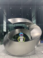 エイベックス本社ロビーでポーズを決める謎の魚。