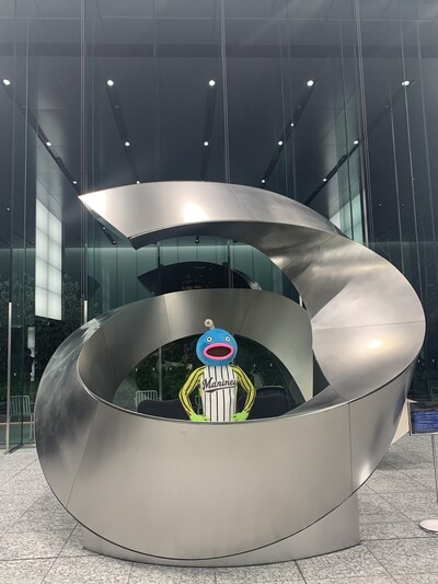 エイベックス本社ロビーでポーズを決める謎の魚。