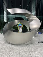 エイベックス本社ロビーでポーズを決める謎の魚。