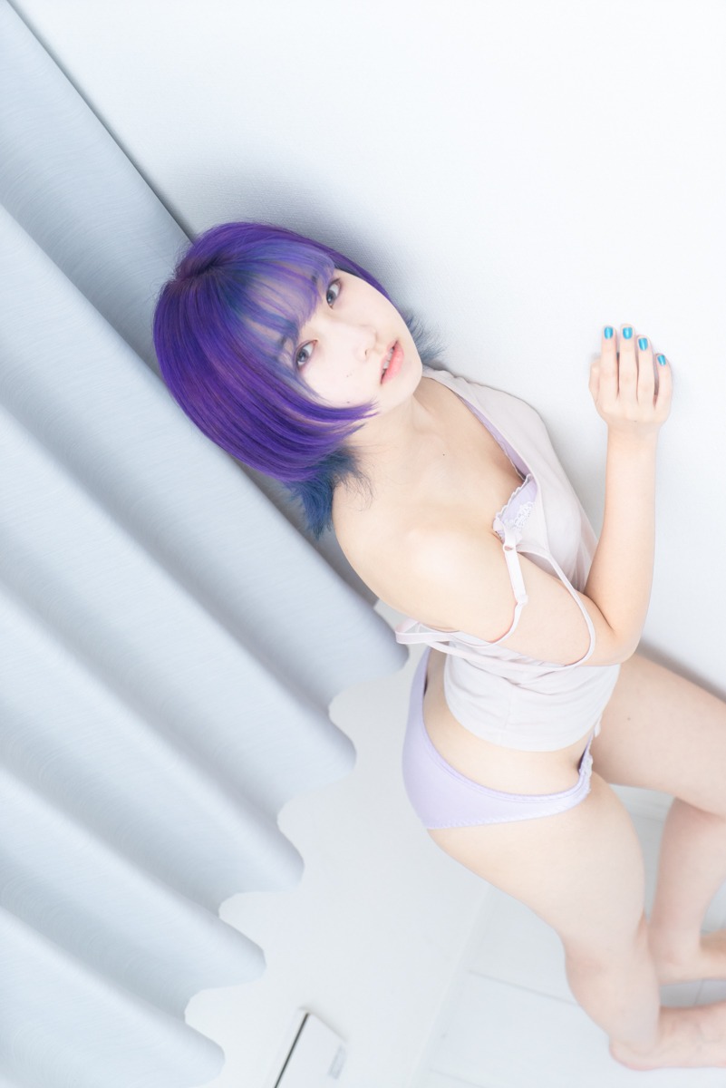人気画像6位は「女の子のコロナ禍での姿収めた写真集『自粛女子』にシンダーエラ・明暗りあ、じゅじゅ・ゆらねら」より、あいりな。