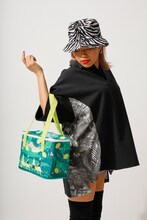 ケツメイシ「ケツノストロング（レモン）」初回生産限定盤特典のオリジナル保冷バッグイメージ。