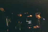 「Rollin' Rollin'」の演奏中、Kan Sanoにマイクを向ける七尾旅人。（撮影：新保勇樹）