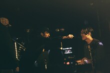 「Rollin' Rollin'」の演奏中、Kan Sanoにマイクを向ける七尾旅人。（撮影：新保勇樹）