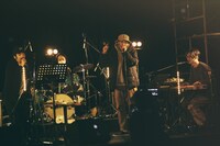 「Rollin' Rollin'」の演奏の様子。中央がやけのはら。（撮影：新保勇樹）