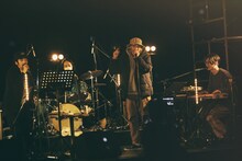 「Rollin' Rollin'」の演奏の様子。中央がやけのはら。（撮影：新保勇樹）