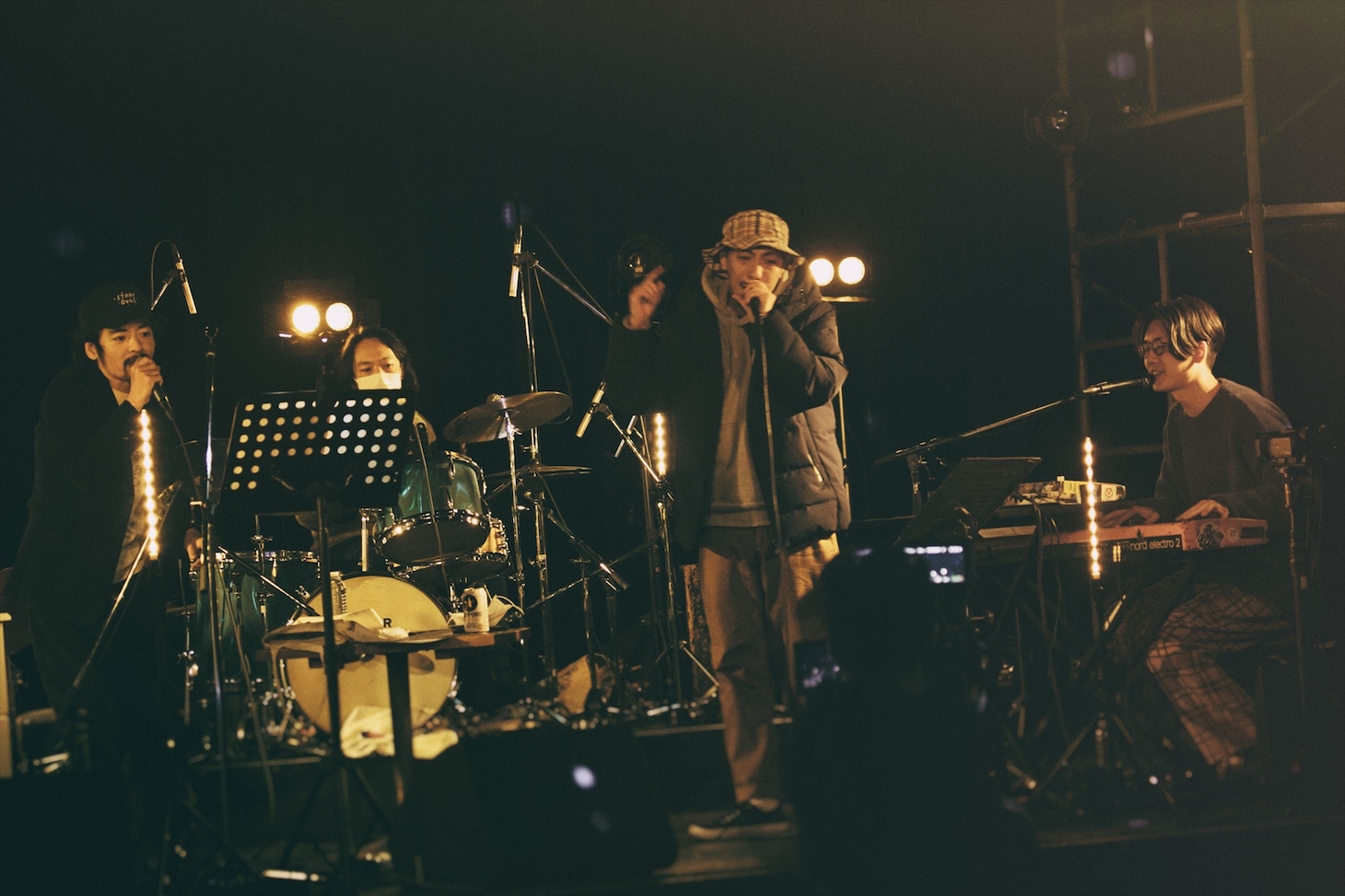 「Rollin' Rollin'」の演奏の様子。中央がやけのはら。（撮影：新保勇樹）