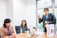 「たっぷりあるのでスタッフの皆さんも飲んでくださいね」とスタッフ陣に呼びかける優しいRIKUさん。