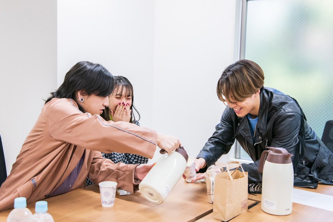 Ayaseさんにブラックコーヒーを注いでもらうRIKUさん（右）。