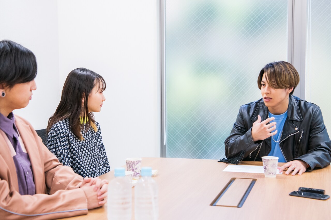 左からYOASOBI、RIKU。