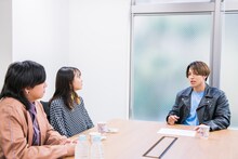 左からYOASOBI、RIKU。