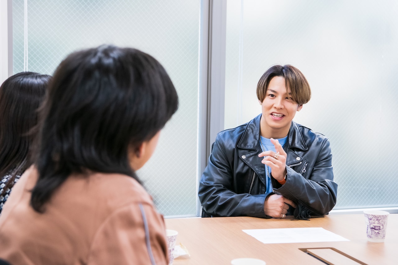 YOASOBIに話を聞くRIKU。