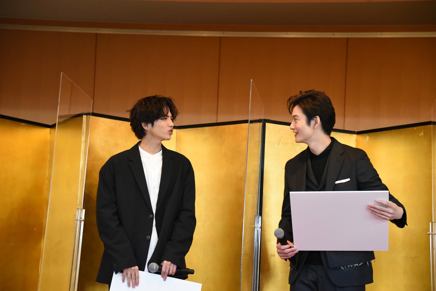 左から志尊淳、岡田将生。