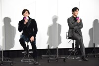 左から新田真剣佑、岩田剛典。