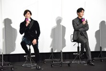 左から新田真剣佑、岩田剛典。