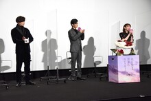 山田杏奈（右）の20歳のバースデーをサプライズで祝福した新田真剣佑（左）と岩田剛典（中央）。