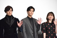 左から新田真剣佑、岩田剛典、山田杏奈。
