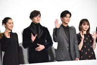 左から中村アン、新田真剣佑、岩田剛典、山田杏奈。