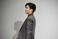 ステージから立ち去る岩田剛典。