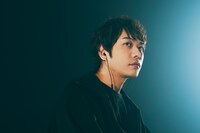 「HSE-A2000PN」を装着したピエール中野。