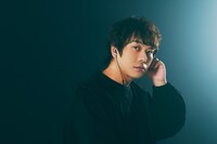 「HSE-A2000PN」を装着したピエール中野。