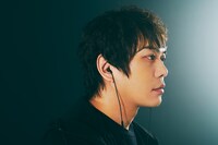 「HSE-A2000PN」を装着したピエール中野。