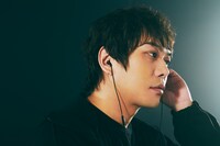 「HSE-A2000PN」を装着したピエール中野。