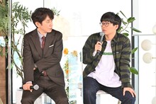 左からユースケ・サンタマリア、亜生（ミキ）。