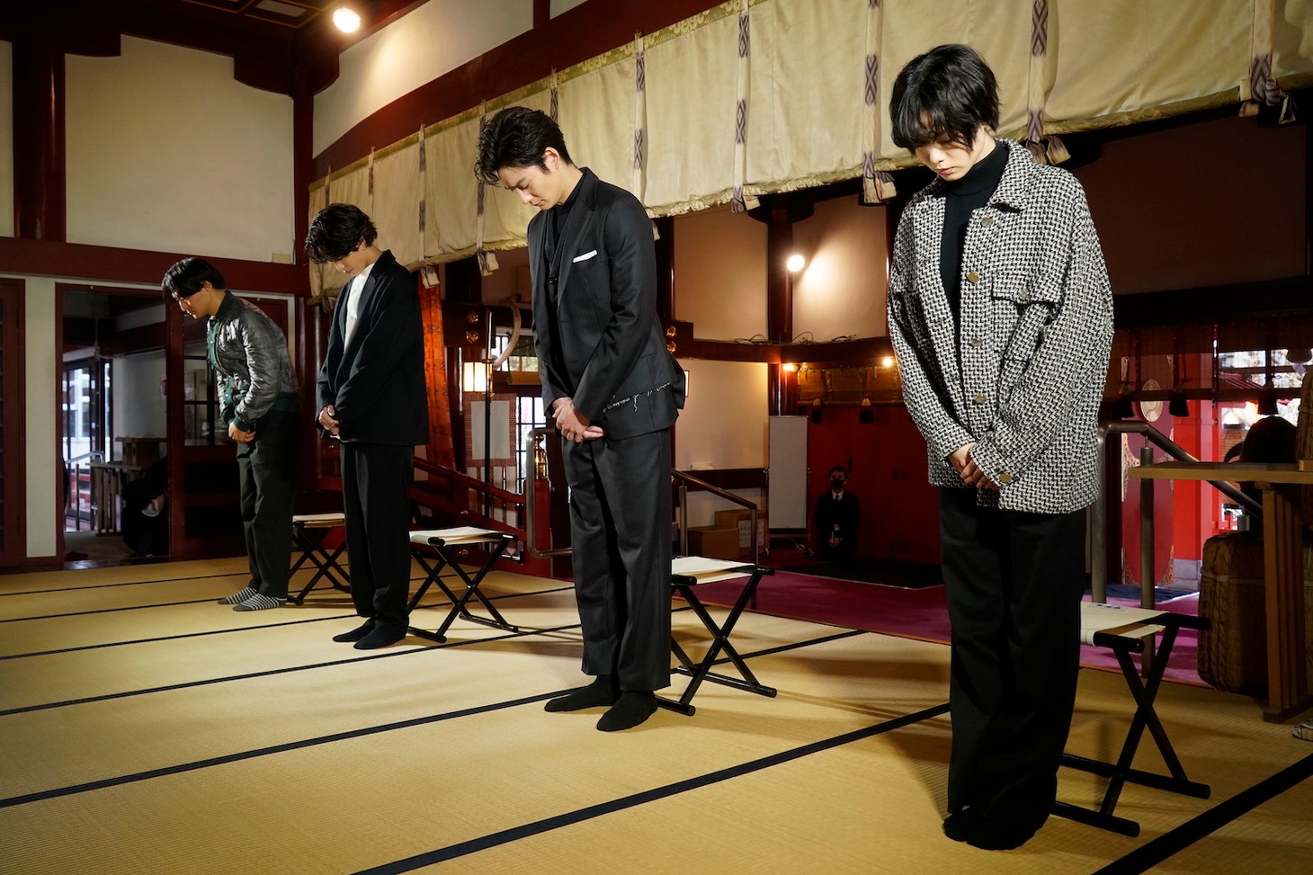 左から森ガキ侑大、志尊淳、岡田将生、平手友梨奈。（c）2021映画「さんかく窓の外側は夜」製作委員会 （c）Tomoko Yamashita/libre