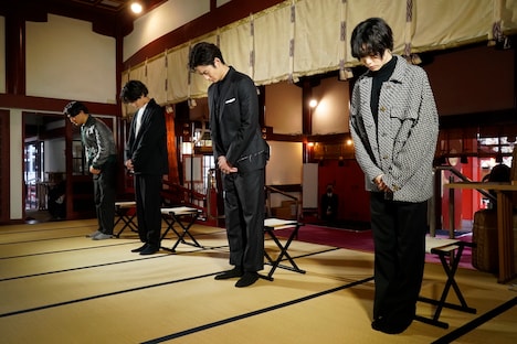 左から森ガキ侑大、志尊淳、岡田将生、平手友梨奈。(c)2021映画「さんかく窓の外側は夜」製作委員会 (c)Tomoko Yamashita/libre