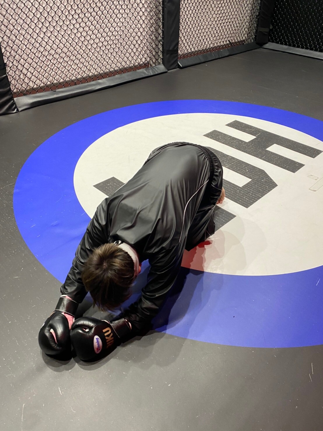 減量末期の1番しんどい時！！ 8ラウンドのミット打ちを終えて、動けなくなってる僕です！ 辛いものを乗り越えた先に、綺麗な体が待ってます。（写真提供：RIKU）