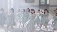 乃木坂46「僕は僕を好きになる」ミュージックビデオより。