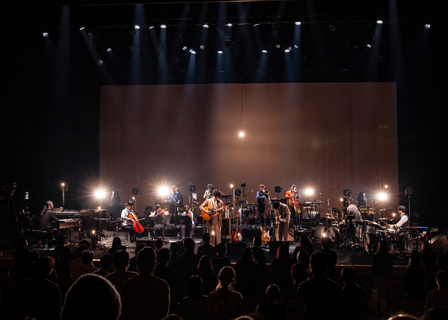 「ROTH BART BARON『けものたちの名前』 Tour final ～Live at めぐろパーシモン大ホール～」より。