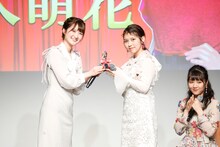 左から葉月智子、鈴木萌花、市川優月。