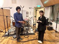 左から内澤崇仁（androp）、宮川愛李。