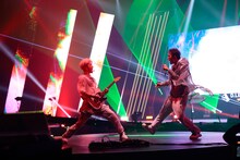 左からMIYAVI、EXILE SHOKICHI。(c)D.LEAGUE 20-21