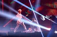 左からMIYAVI、EXILE SHOKICHI。(c)D.LEAGUE 20-21